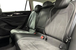 punainen Volkswagen Passat 2025 kuva 11.