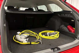 punainen Volkswagen Passat 2025 kuva 17.