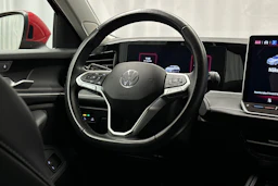 punainen Volkswagen Passat 2025 kuva 22.