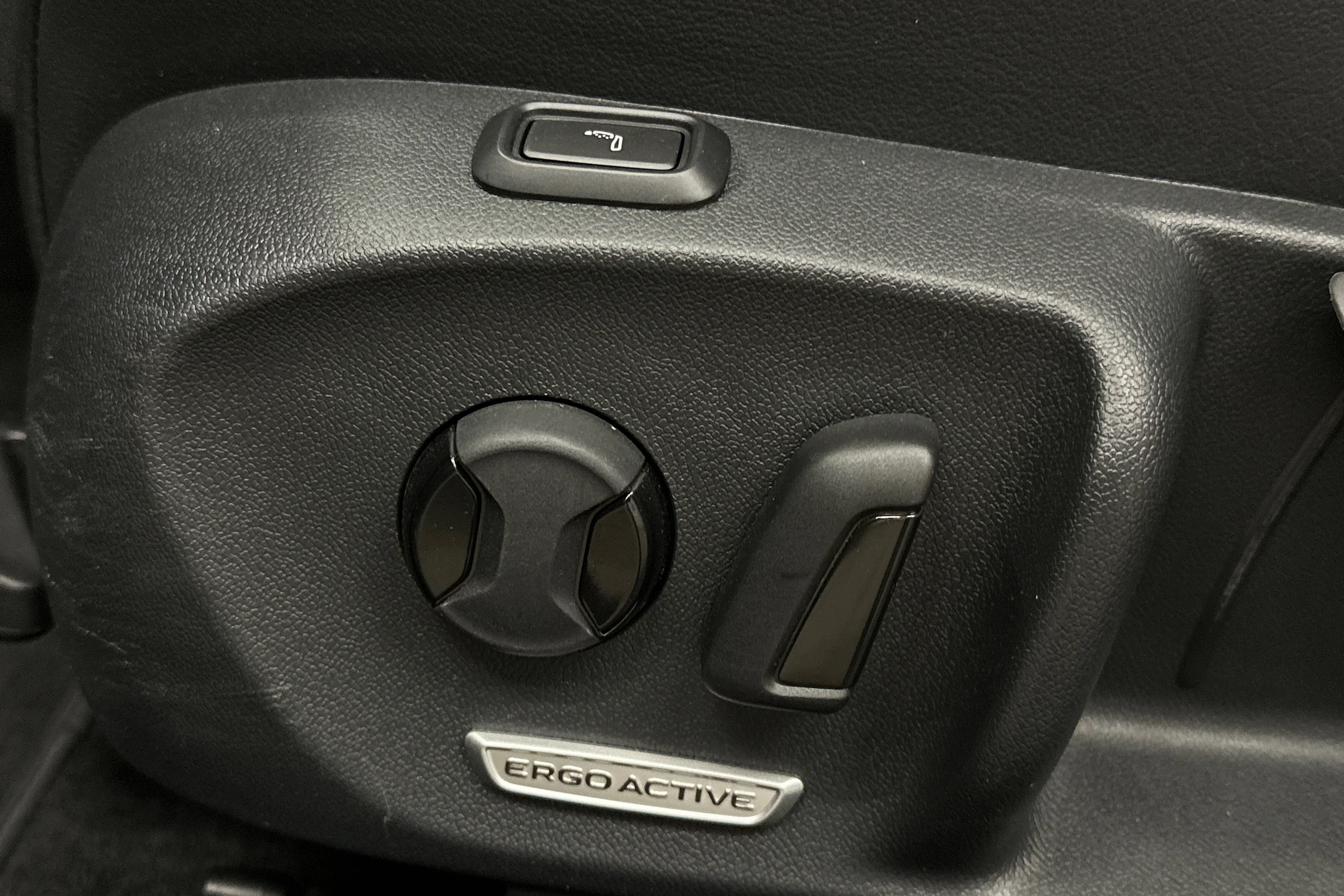 punainen Volkswagen Passat 2025 kuva 23.