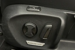 punainen Volkswagen Passat 2025 kuva 23.