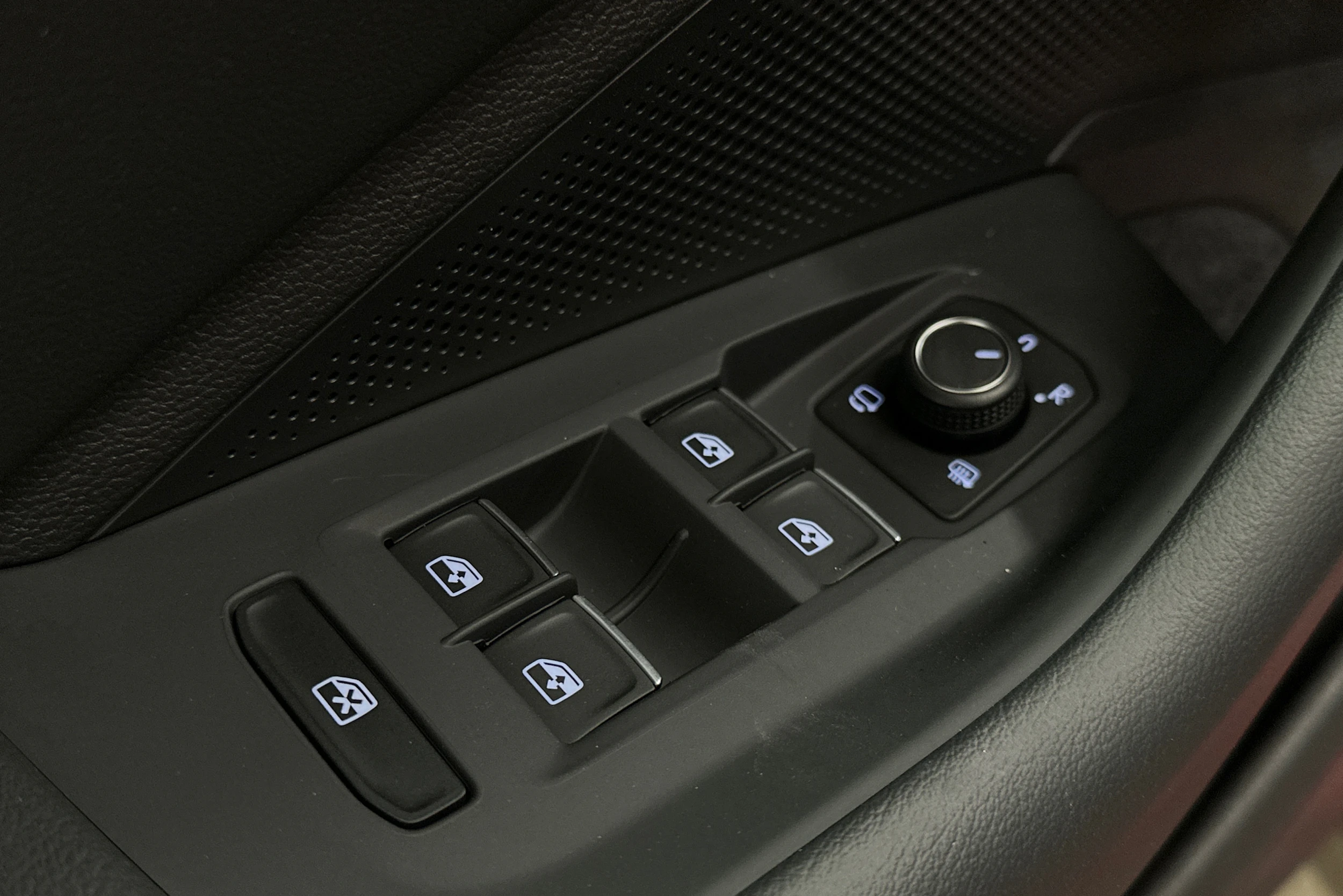 punainen Volkswagen Passat 2025 kuva 24.