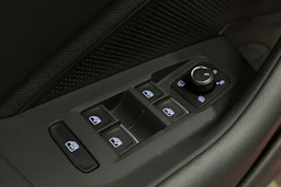punainen Volkswagen Passat 2025 kuva 24.