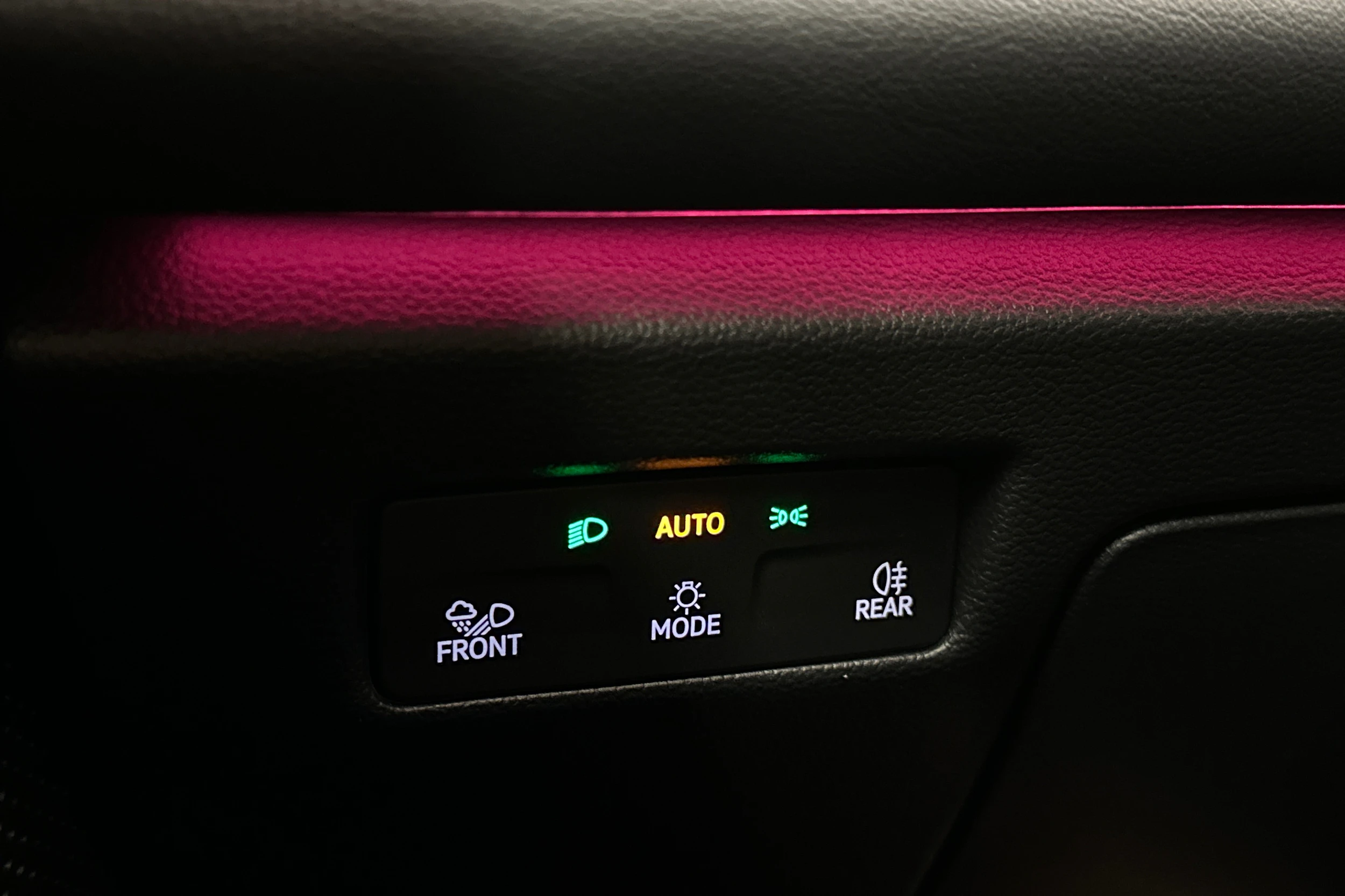 punainen Volkswagen Passat 2025 kuva 25.