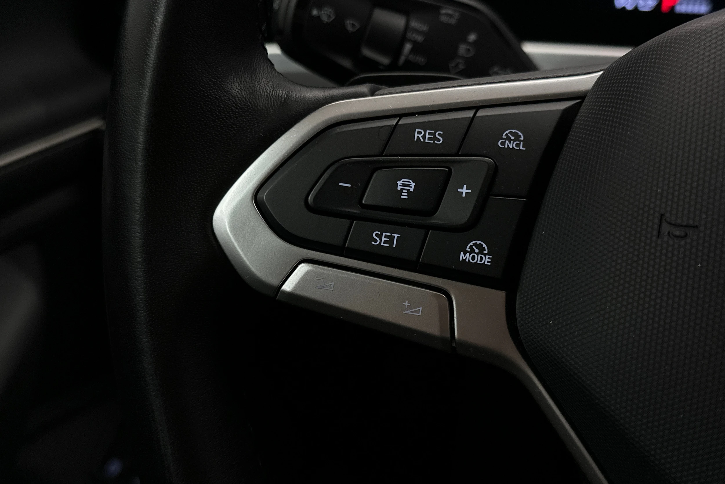 punainen Volkswagen Passat 2025 kuva 26.