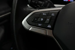 punainen Volkswagen Passat 2025 kuva 26.