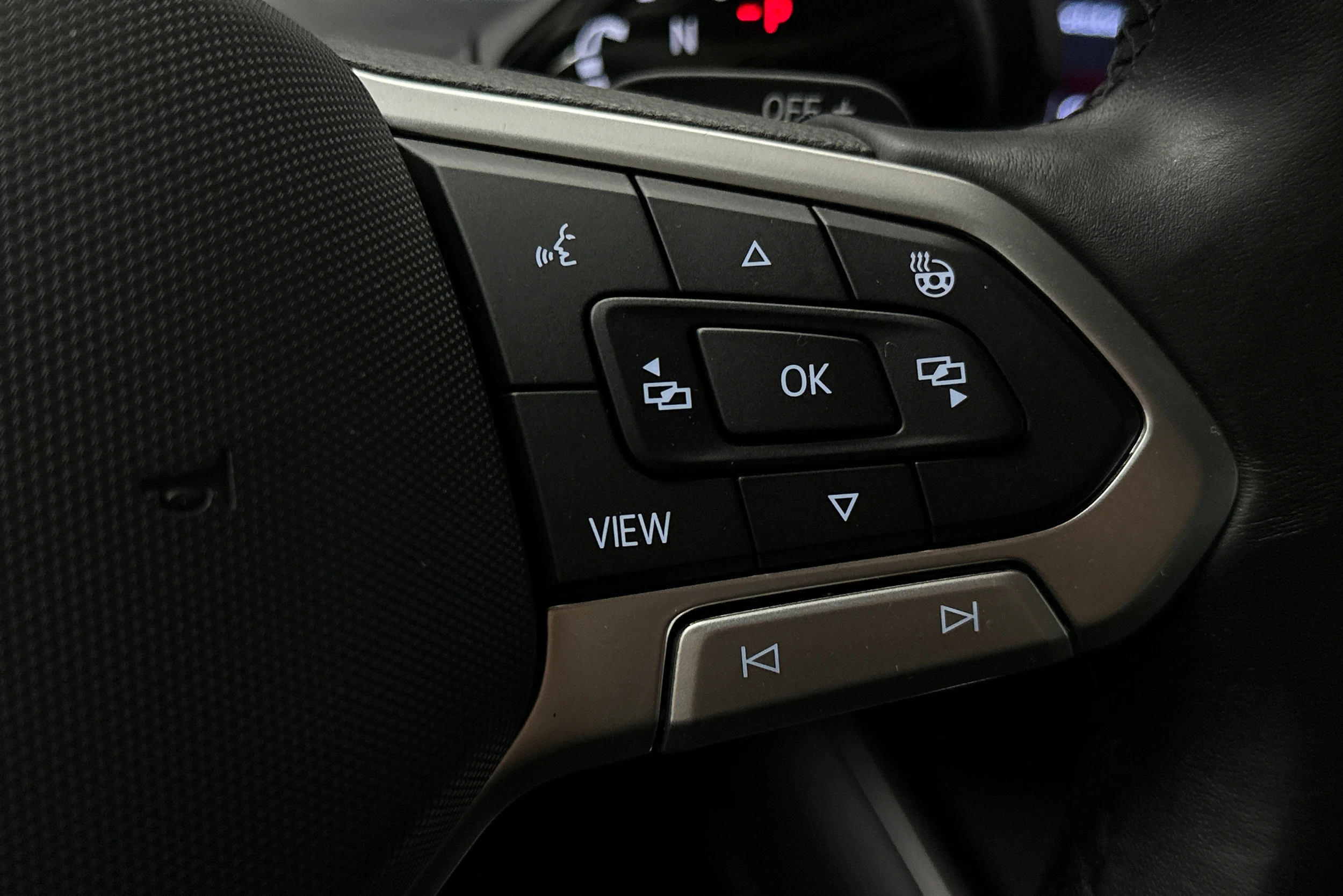 punainen Volkswagen Passat 2025 kuva 27.