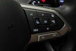 punainen Volkswagen Passat 2025 kuva 27.
