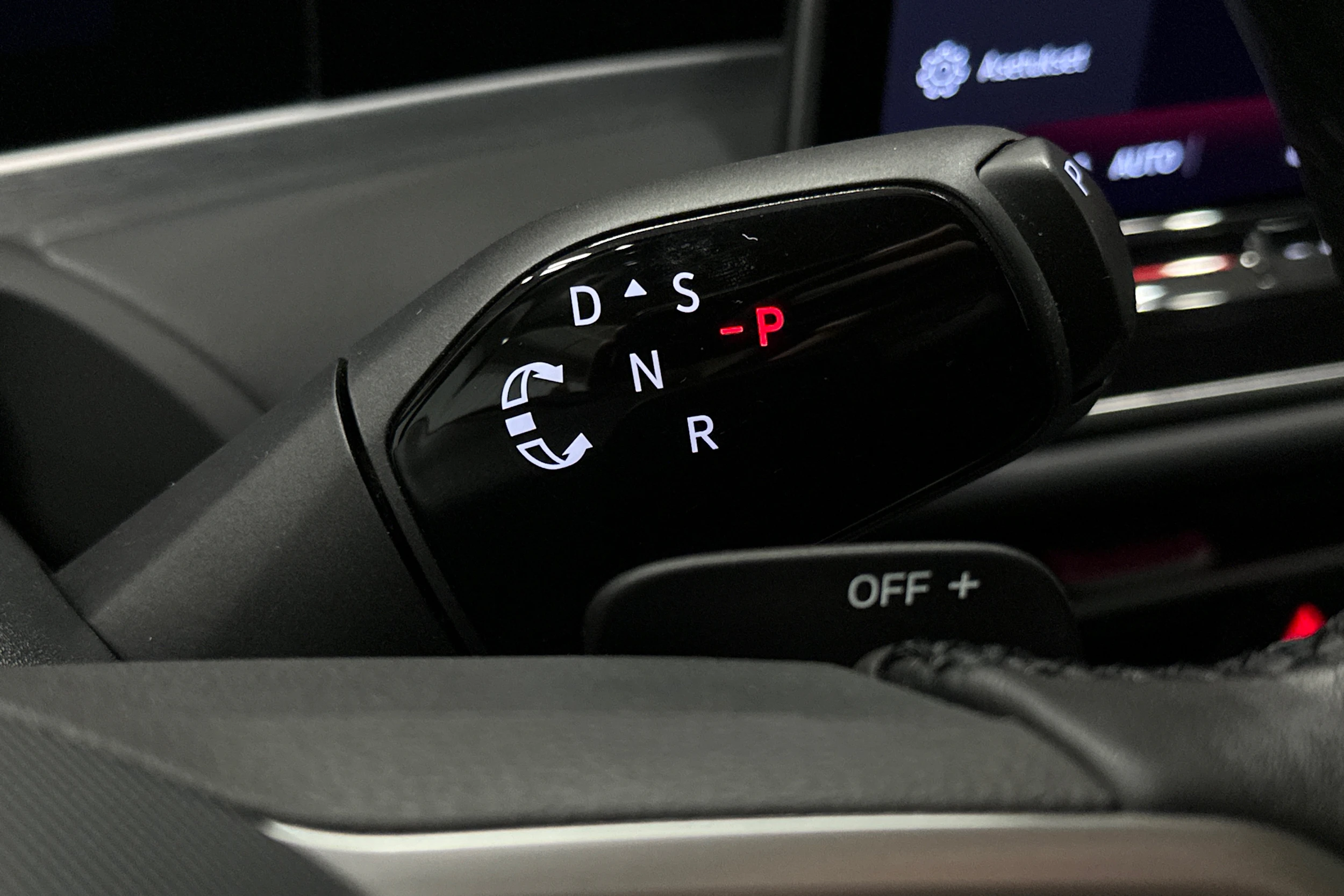 punainen Volkswagen Passat 2025 kuva 28.
