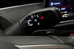 punainen Volkswagen Passat 2025 kuva 28.