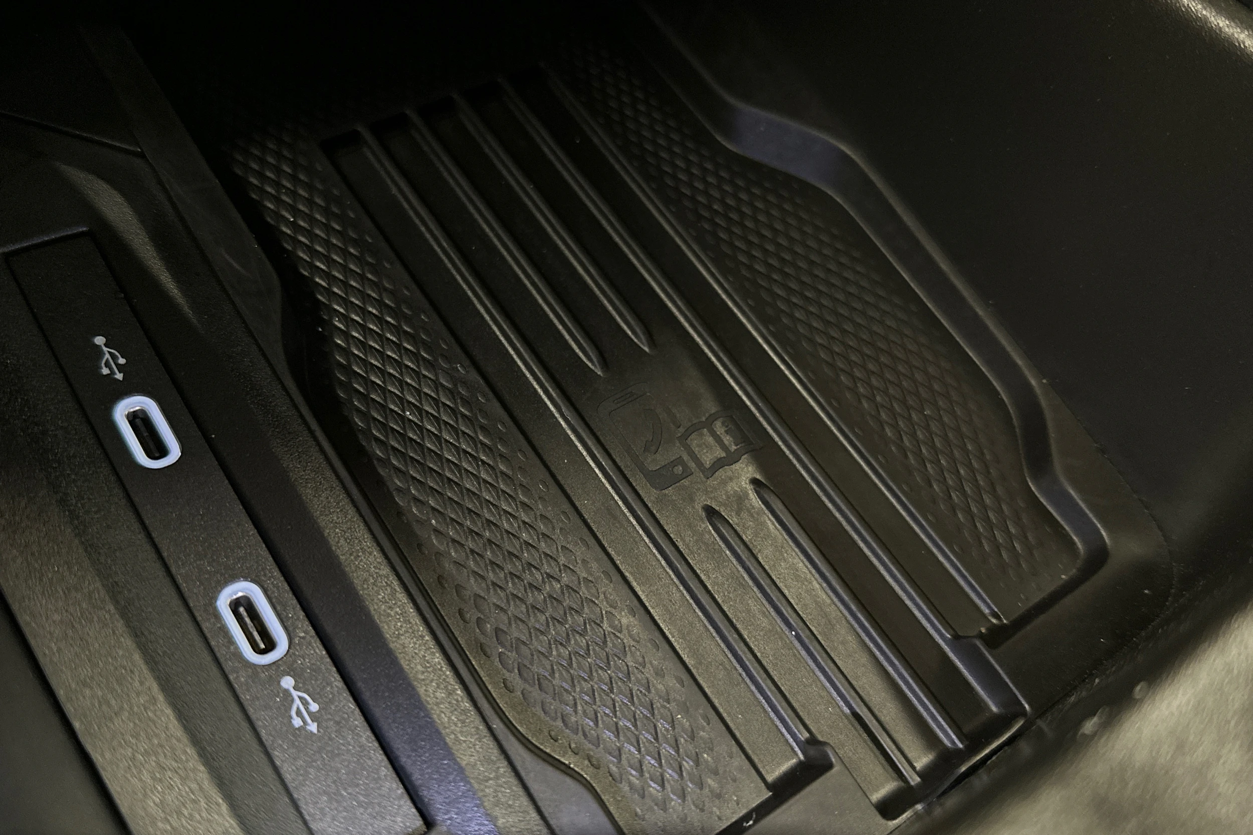 punainen Volkswagen Passat 2025 kuva 29.