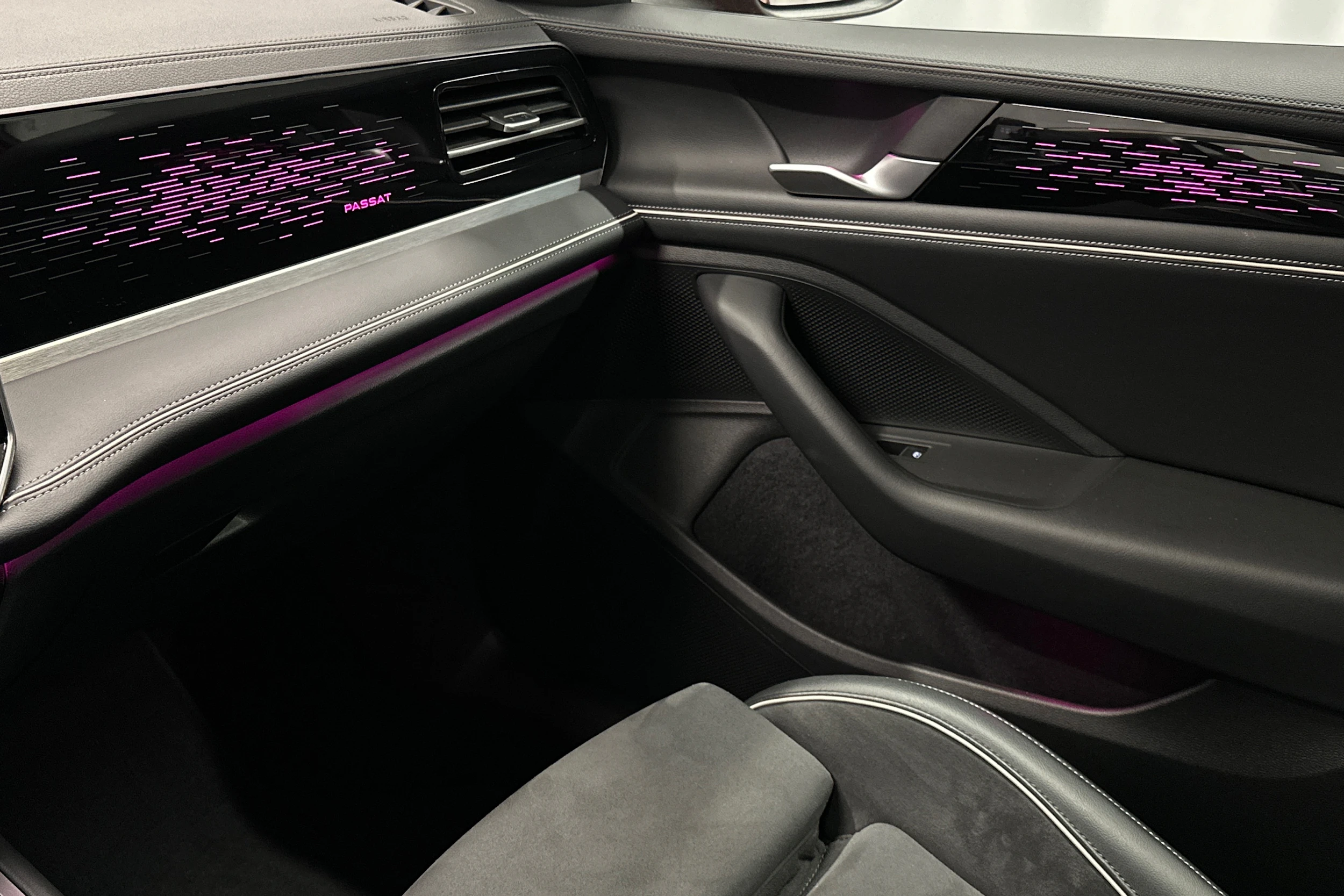 punainen Volkswagen Passat 2025 kuva 41.