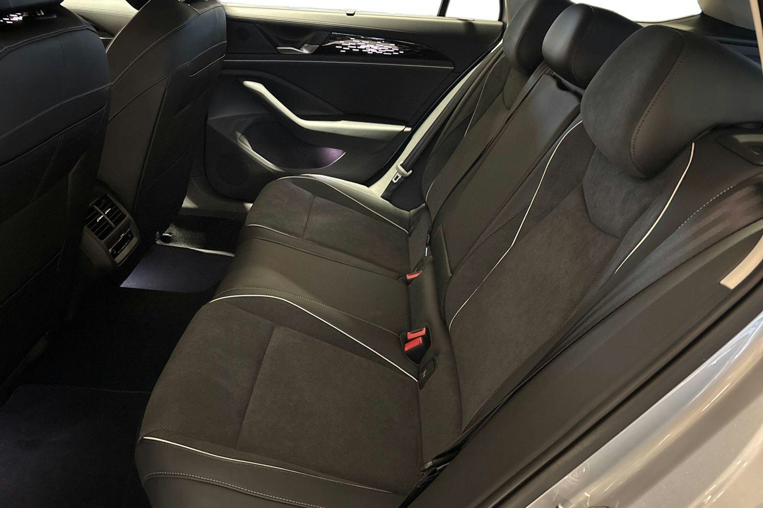 harmaa Volkswagen Passat 2026 kuva 8.