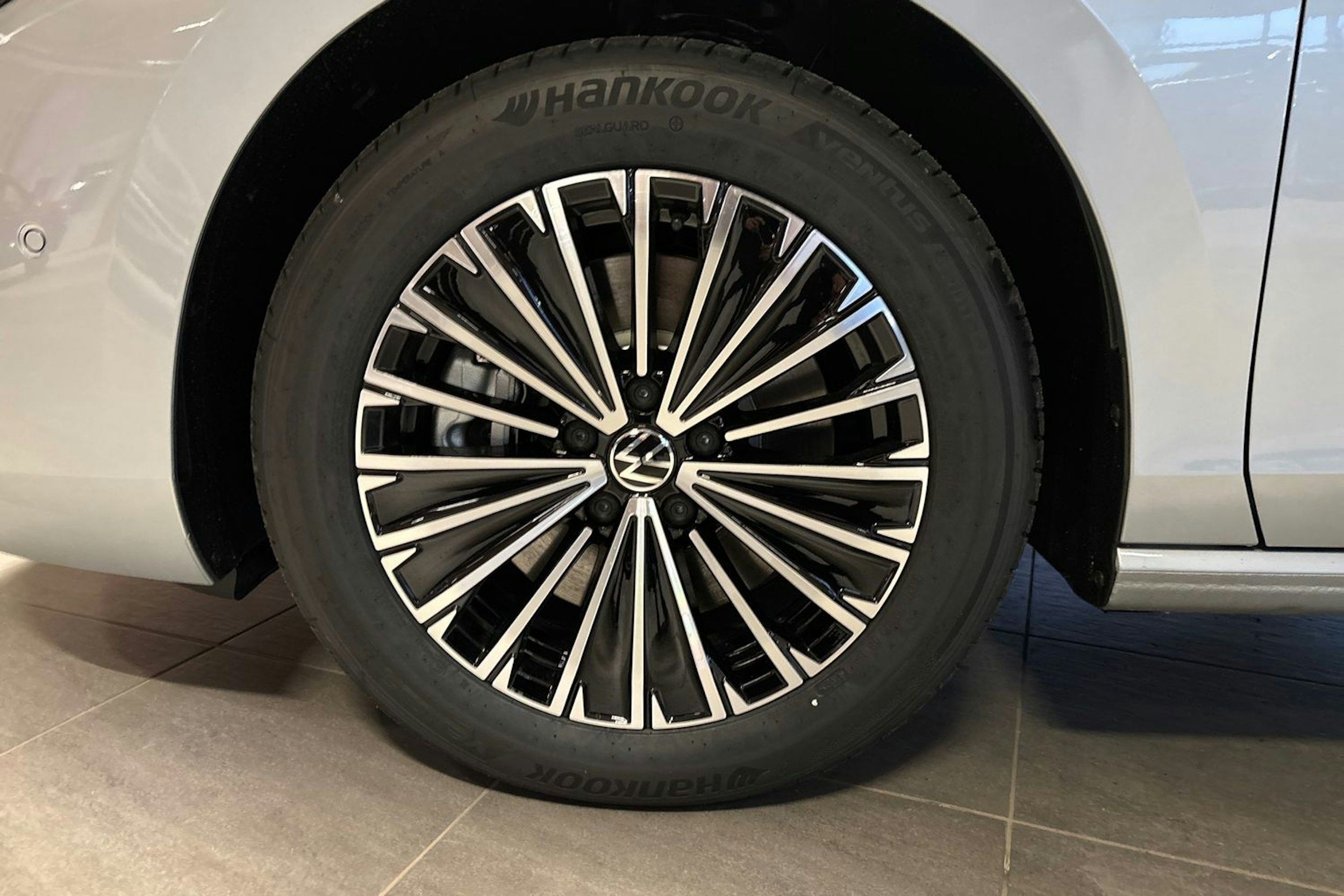 harmaa Volkswagen Passat 2026 kuva 10.