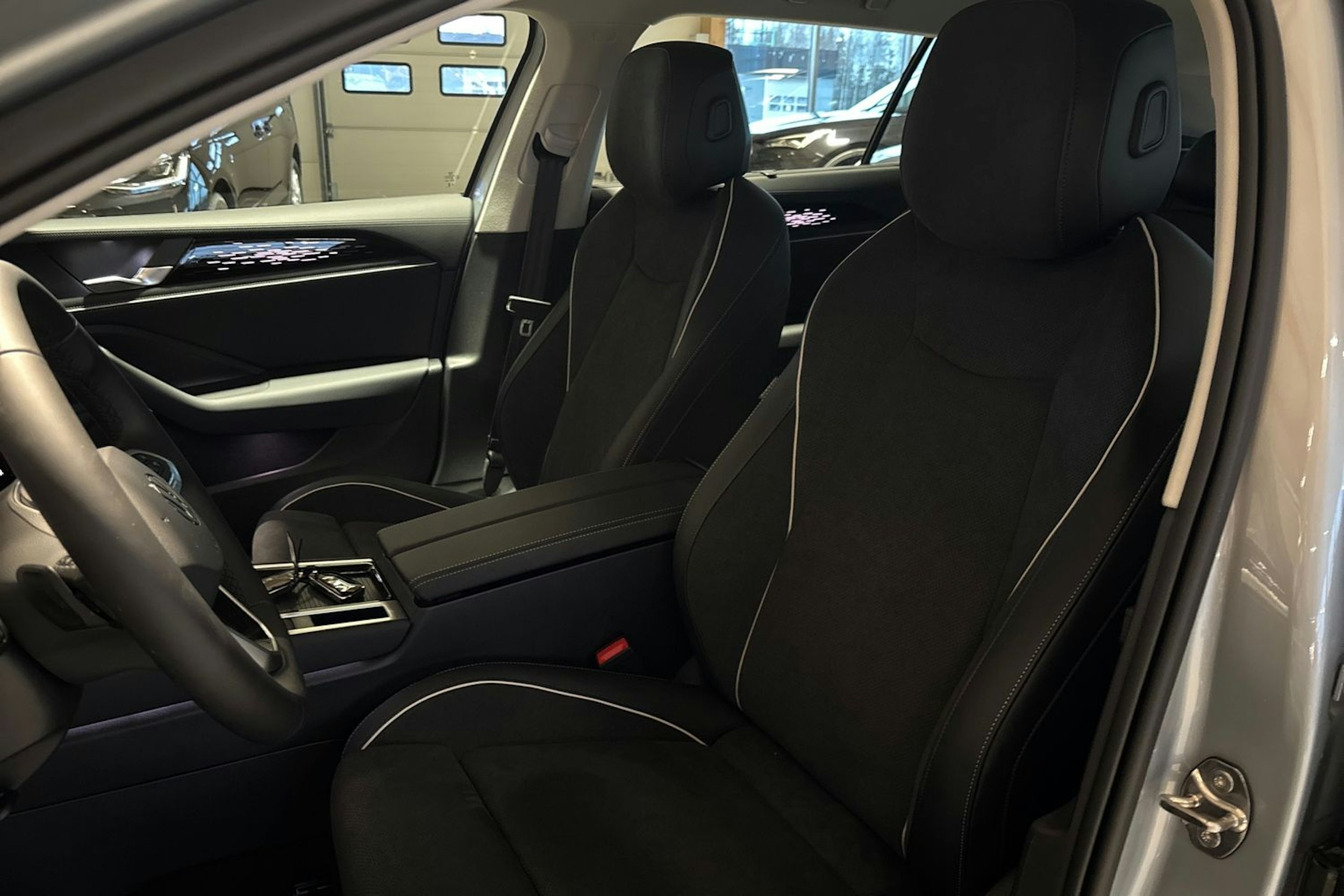 harmaa Volkswagen Passat 2026 kuva 11.