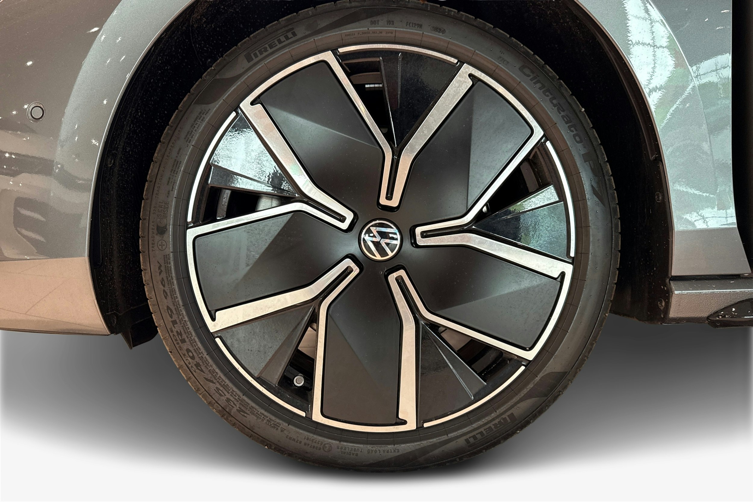 harmaa Volkswagen Passat 2025 kuva 9.