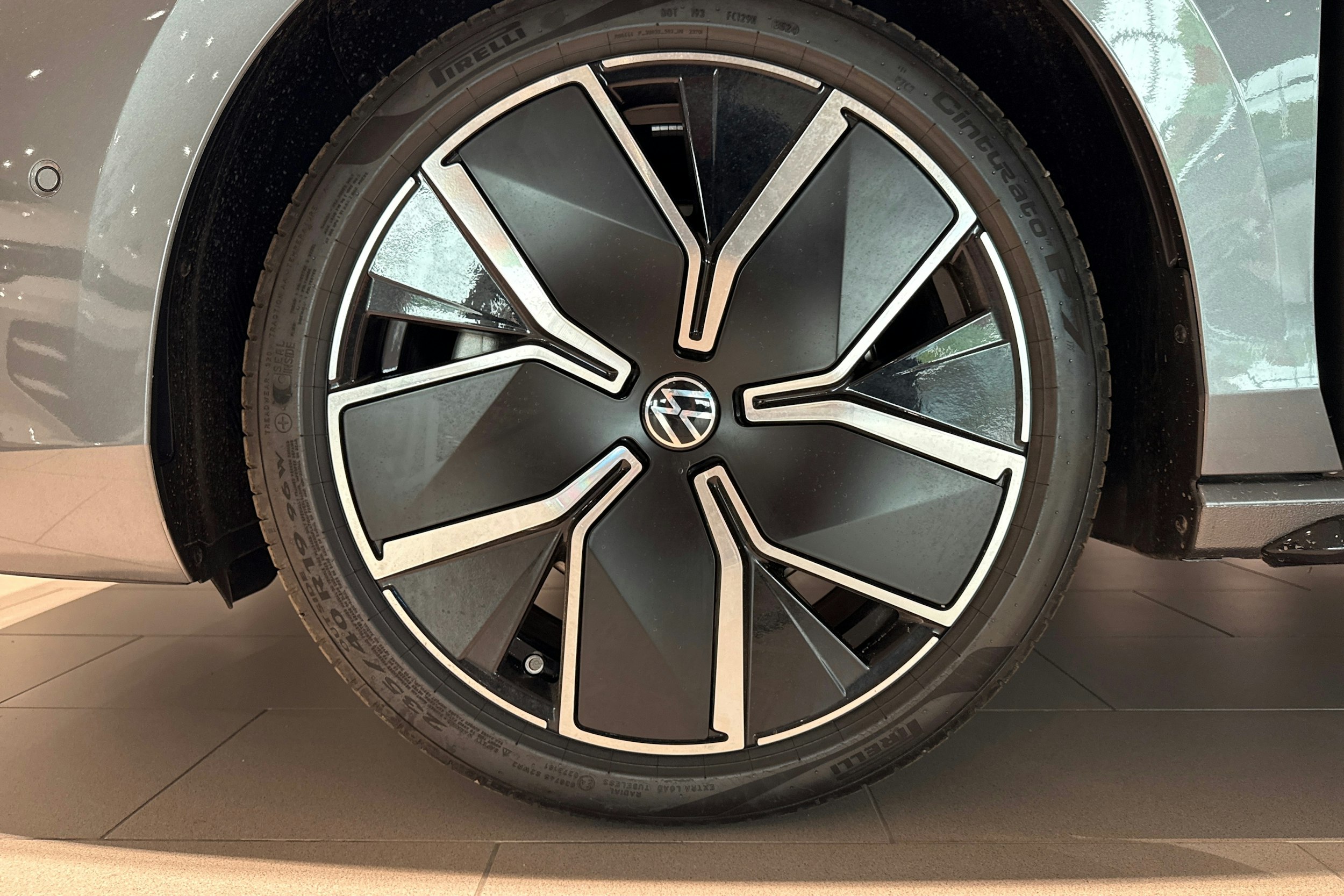 harmaa Volkswagen Passat 2025 kuva 10.