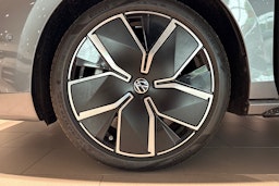 harmaa Volkswagen Passat 2025 kuva 10.