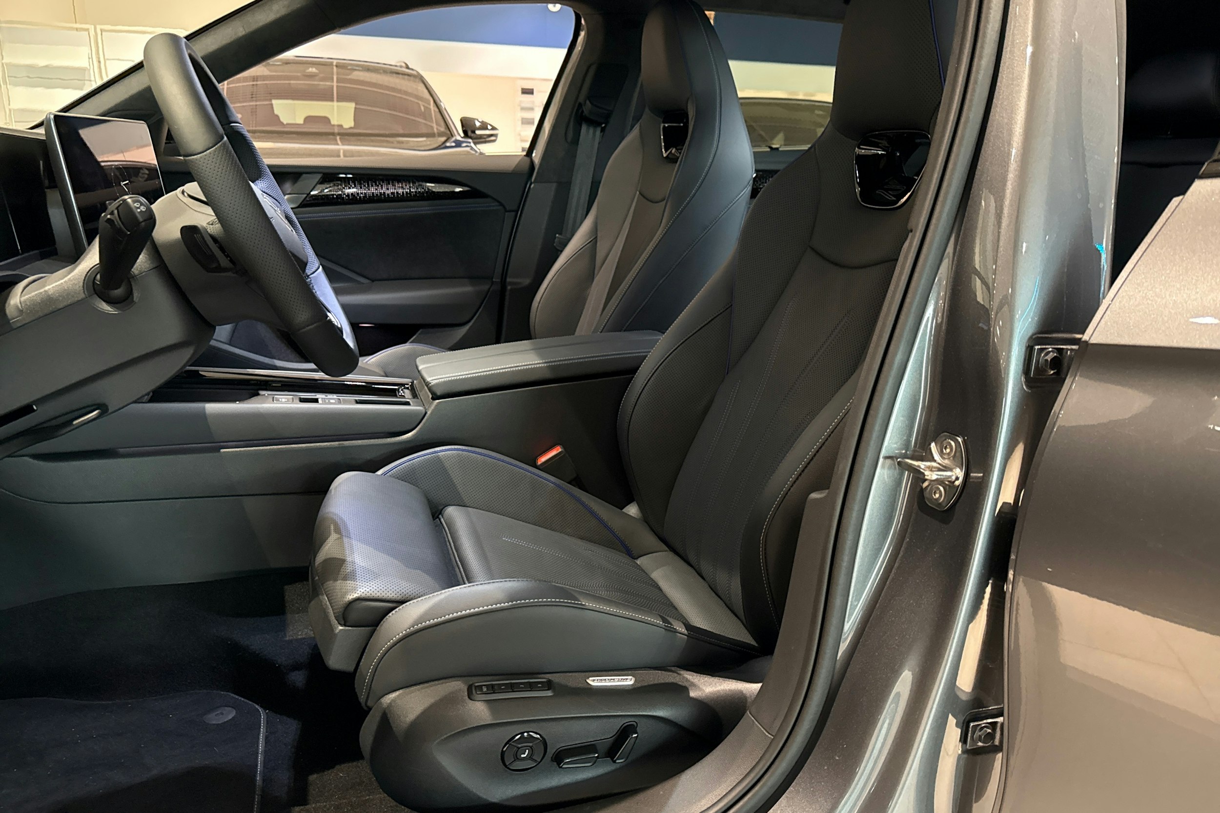 harmaa Volkswagen Passat 2025 kuva 11.