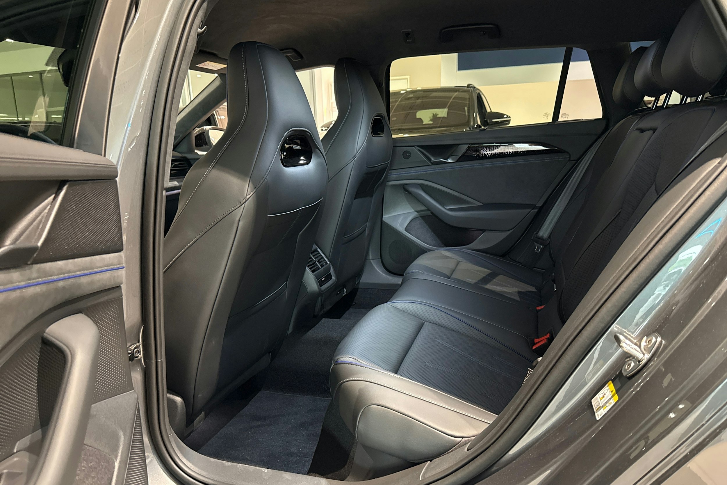 harmaa Volkswagen Passat 2025 kuva 12.