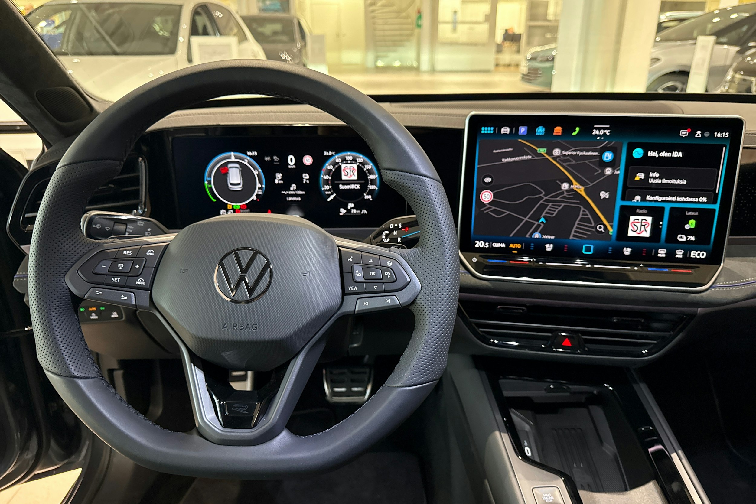 harmaa Volkswagen Passat 2025 kuva 13.
