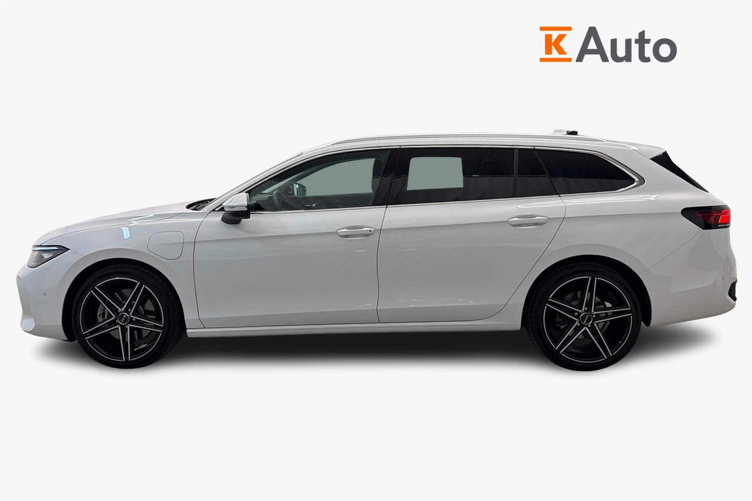 valkoinen Volkswagen Passat 2025 kuva 5.