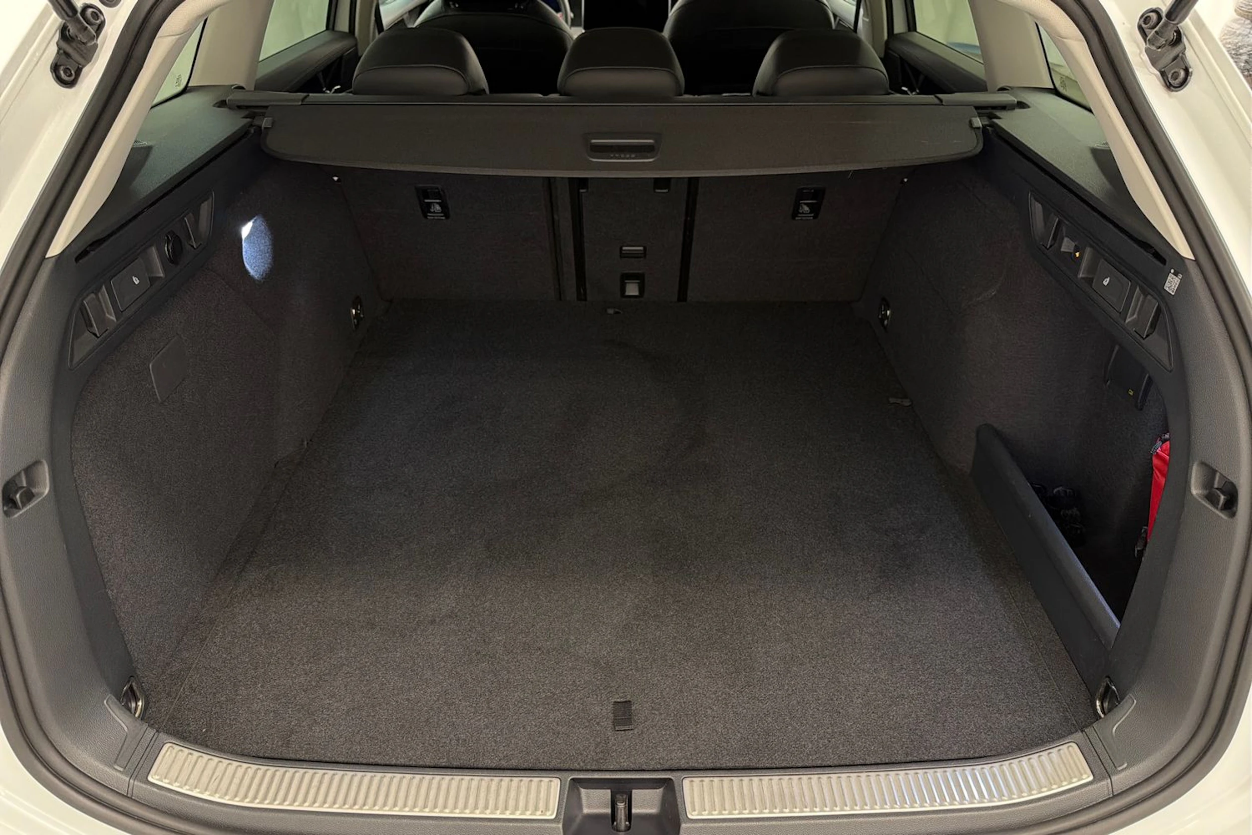 valkoinen Volkswagen Passat 2025 kuva 13.
