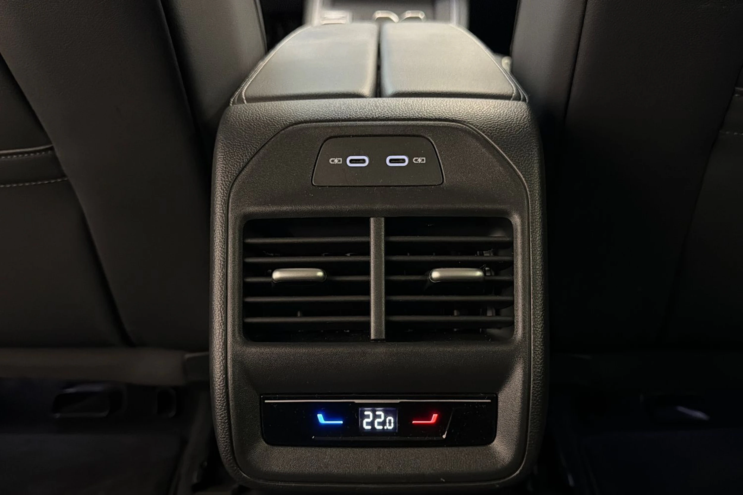 valkoinen Volkswagen Passat 2025 kuva 17.
