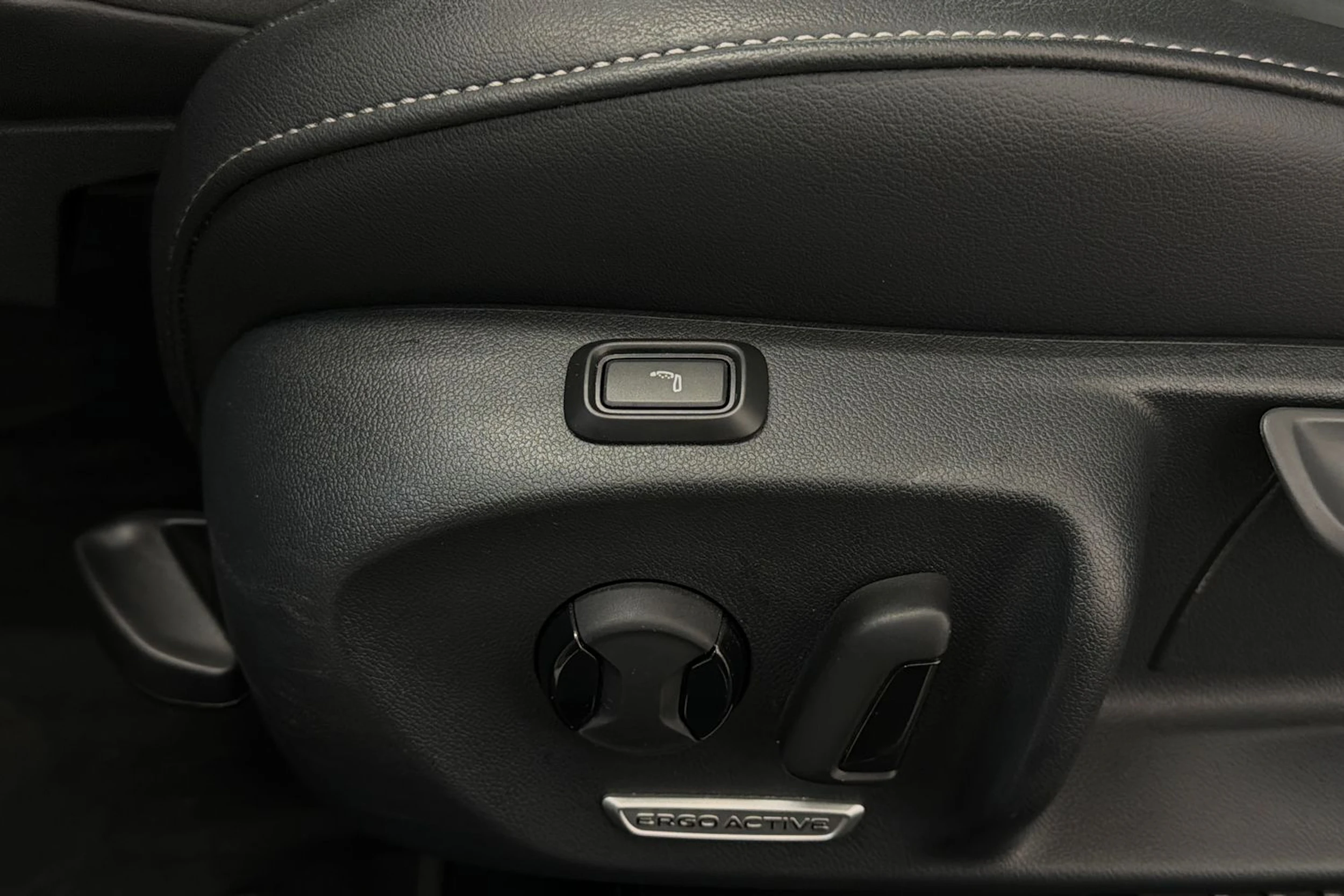 valkoinen Volkswagen Passat 2025 kuva 18.