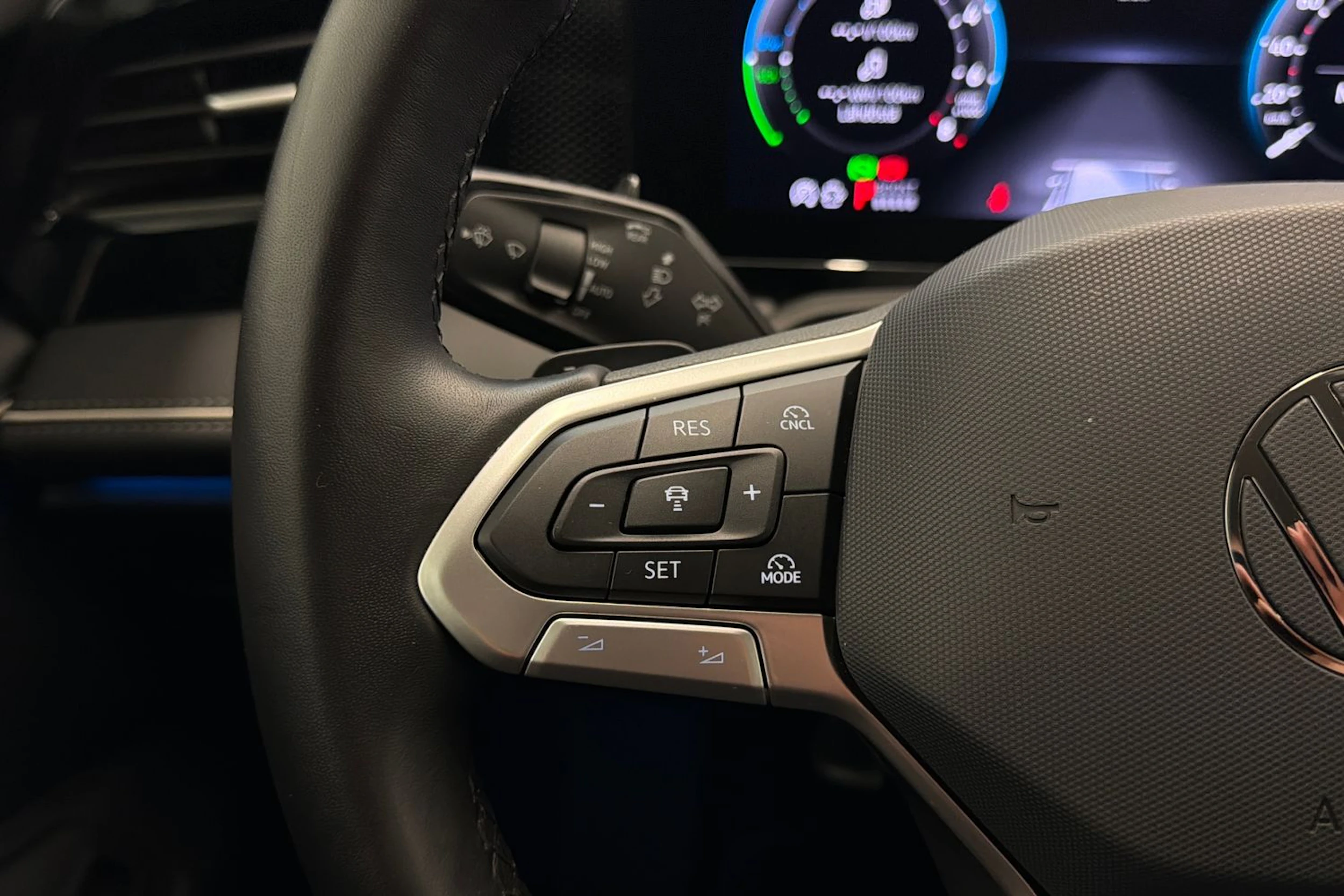 valkoinen Volkswagen Passat 2025 kuva 21.