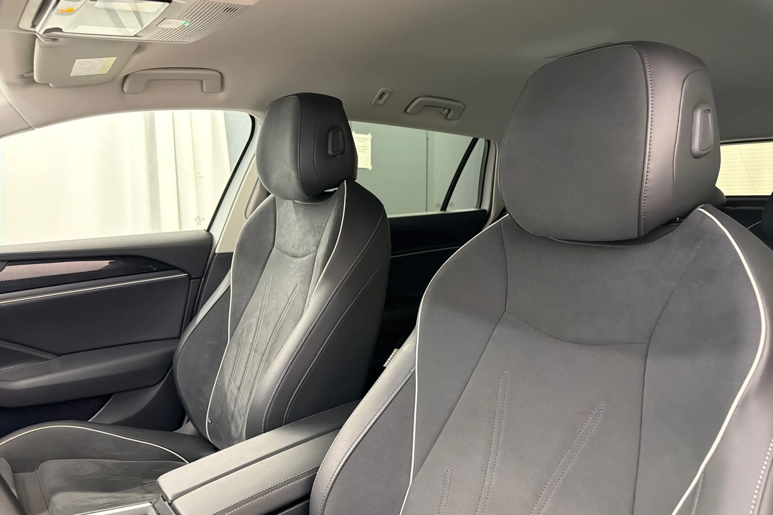 valkoinen Volkswagen Passat 2025 kuva 33.