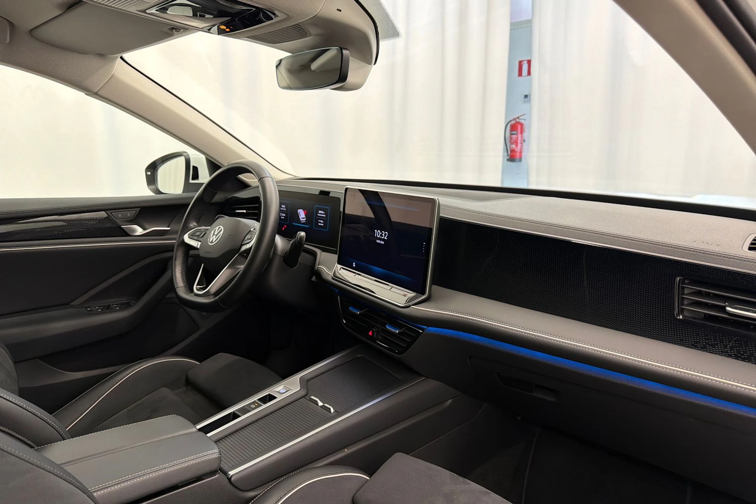 valkoinen Volkswagen Passat 2025 kuva 34.