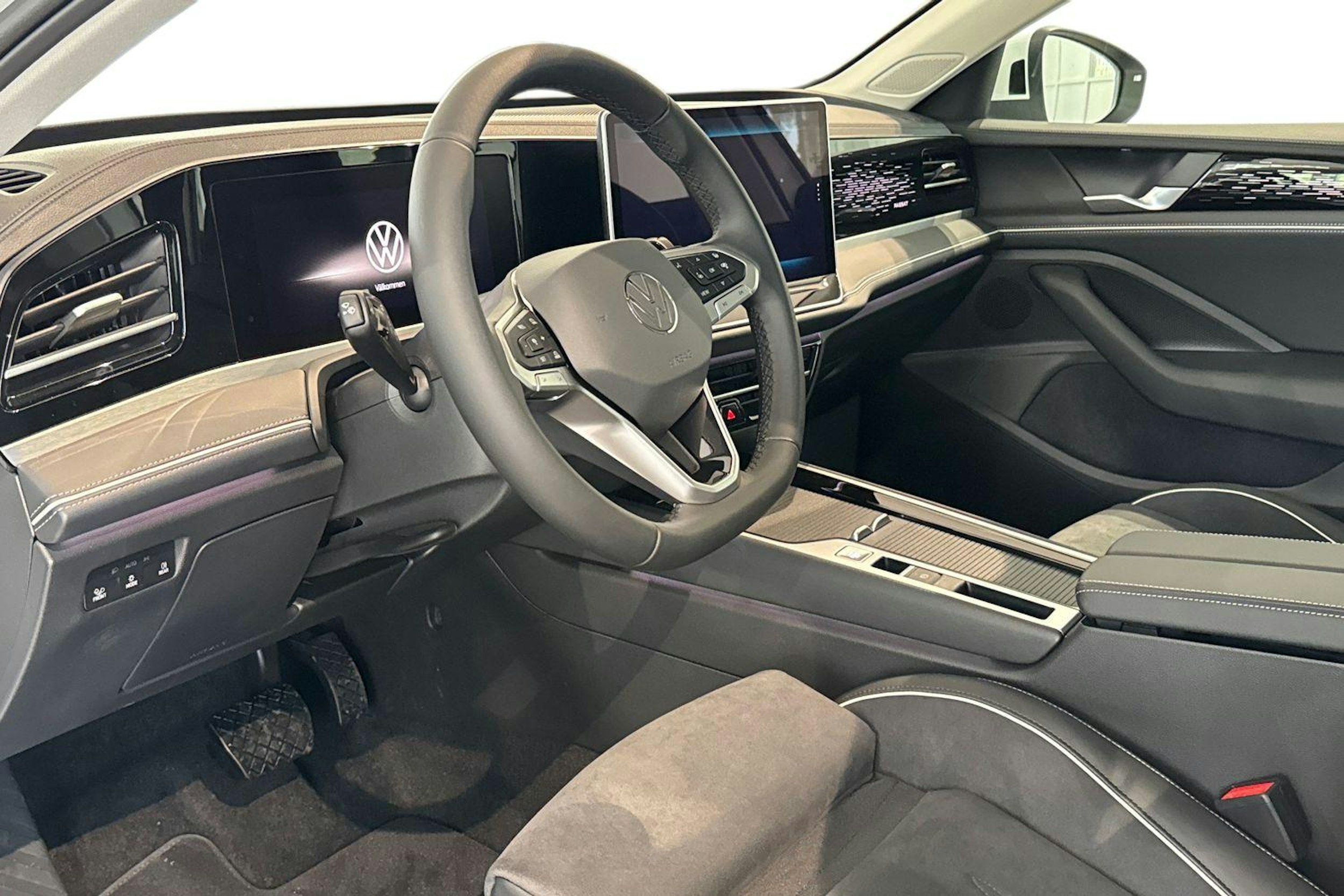 valkoinen Volkswagen Passat 2025 kuva 6.