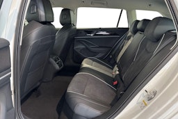valkoinen Volkswagen Passat 2025 kuva 8.
