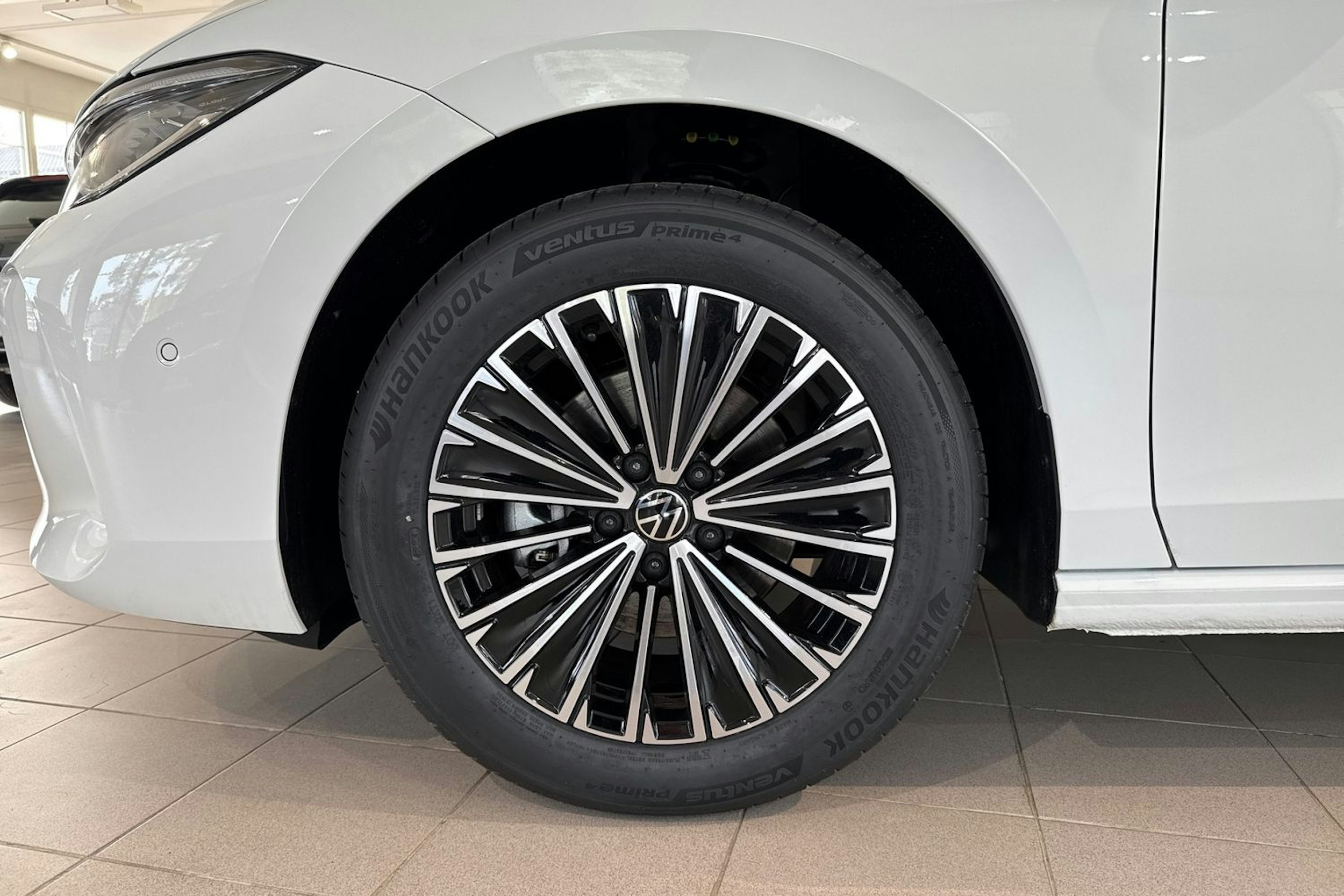 valkoinen Volkswagen Passat 2025 kuva 9.