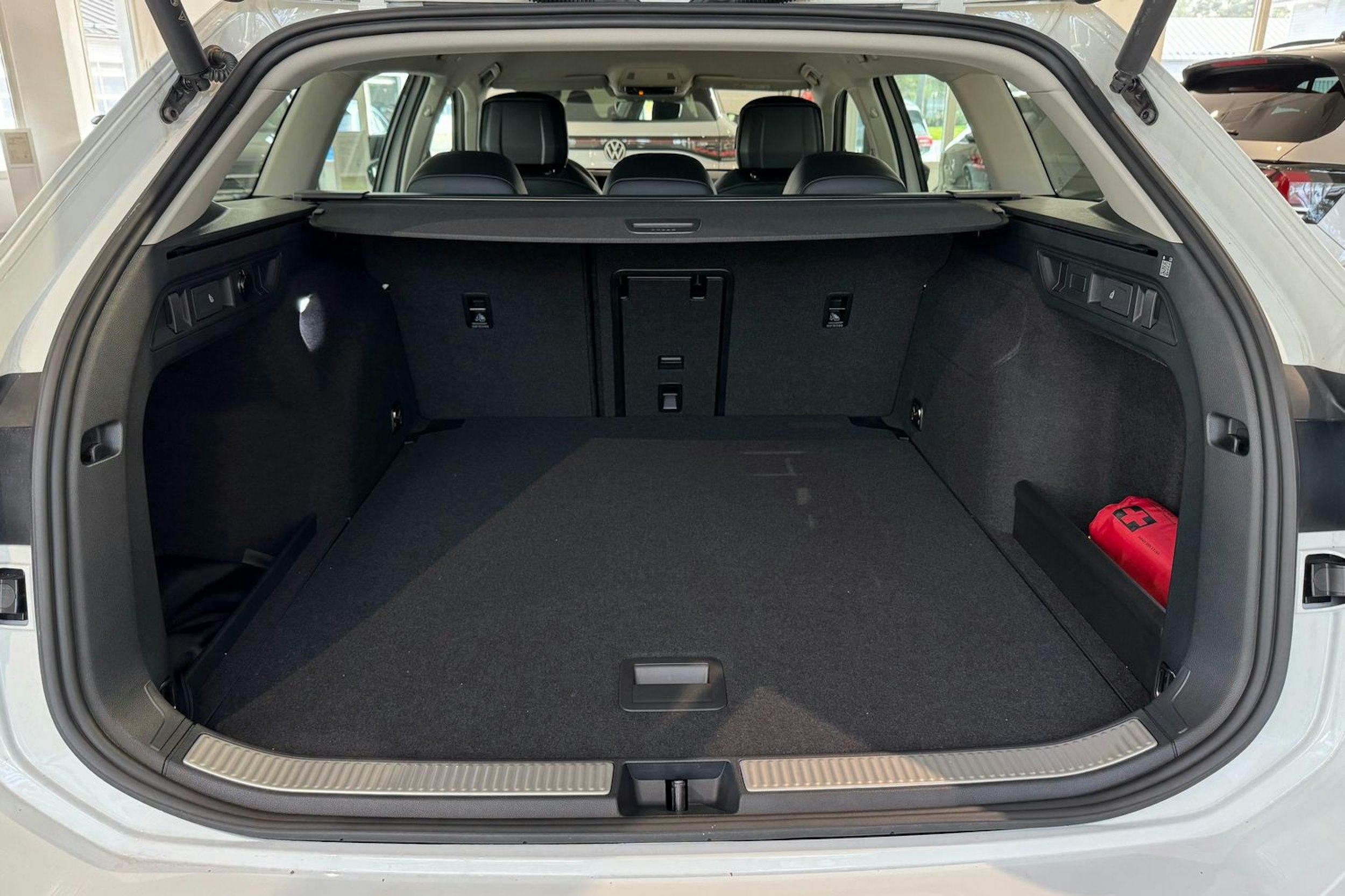 valkoinen Volkswagen Passat 2025 kuva 11.
