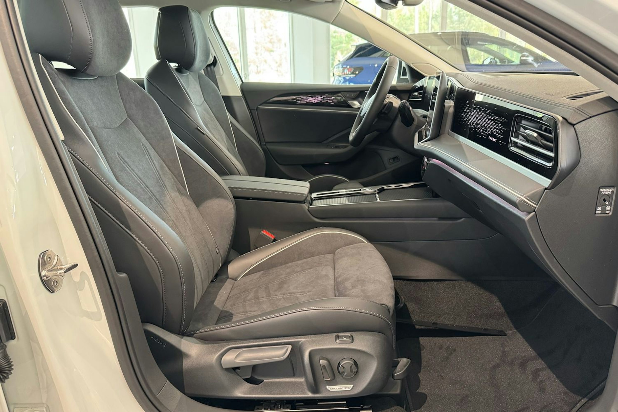valkoinen Volkswagen Passat 2025 kuva 13.