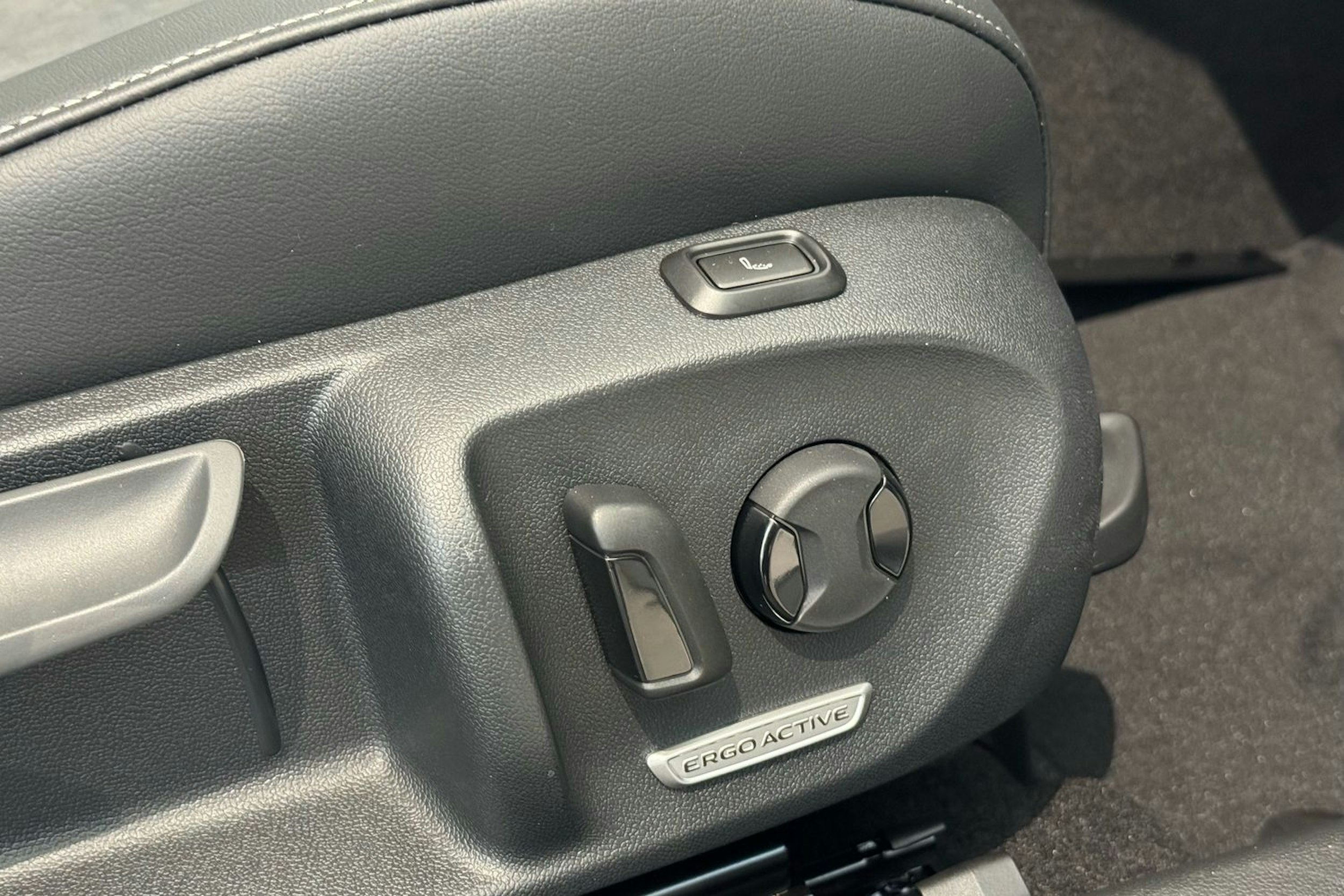 valkoinen Volkswagen Passat 2025 kuva 14.