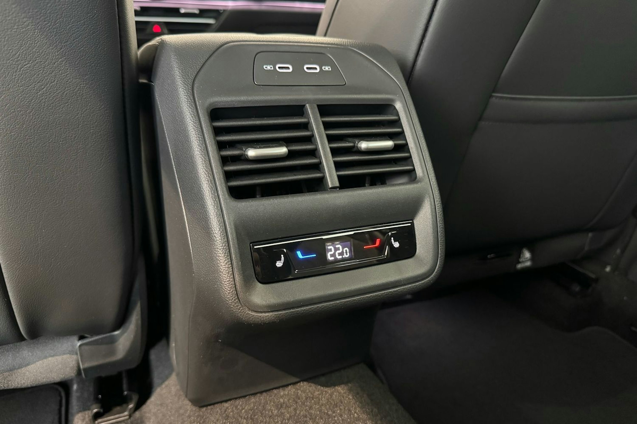 valkoinen Volkswagen Passat 2025 kuva 15.