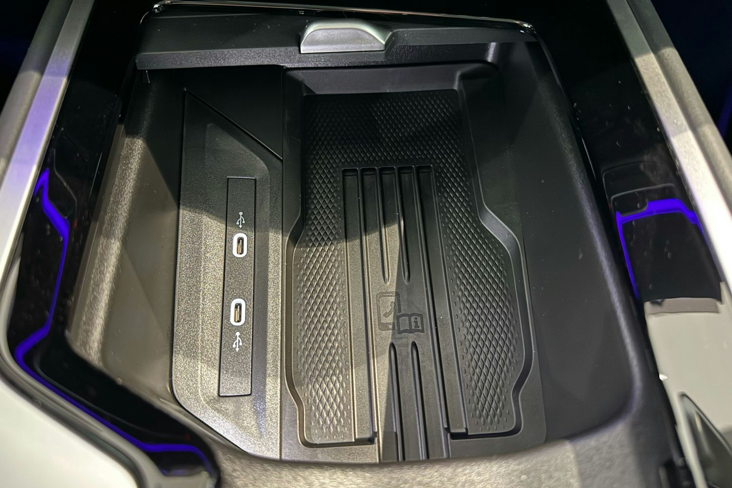valkoinen Volkswagen Passat 2025 kuva 28.