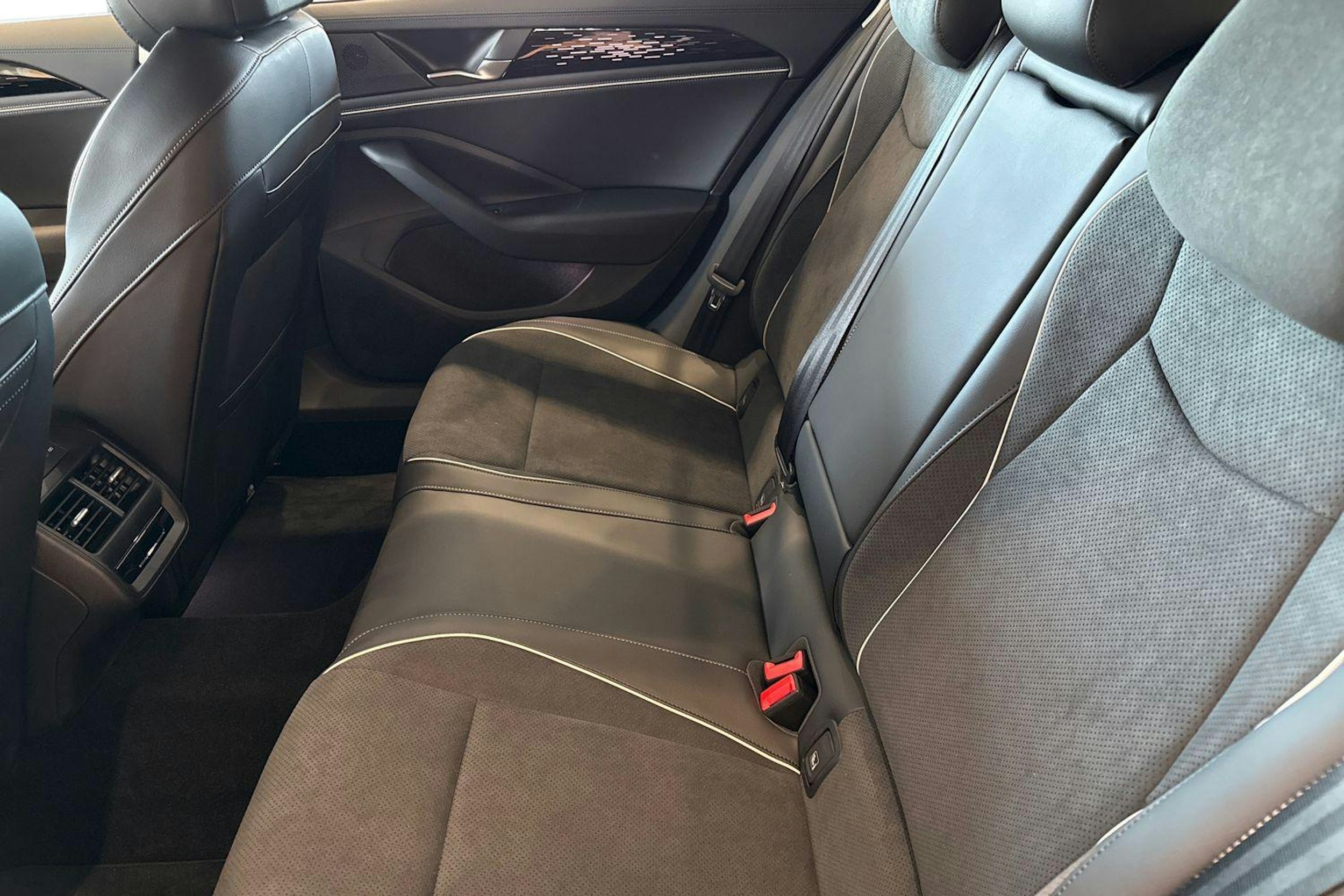 musta Volkswagen Passat 2025 kuva 8.