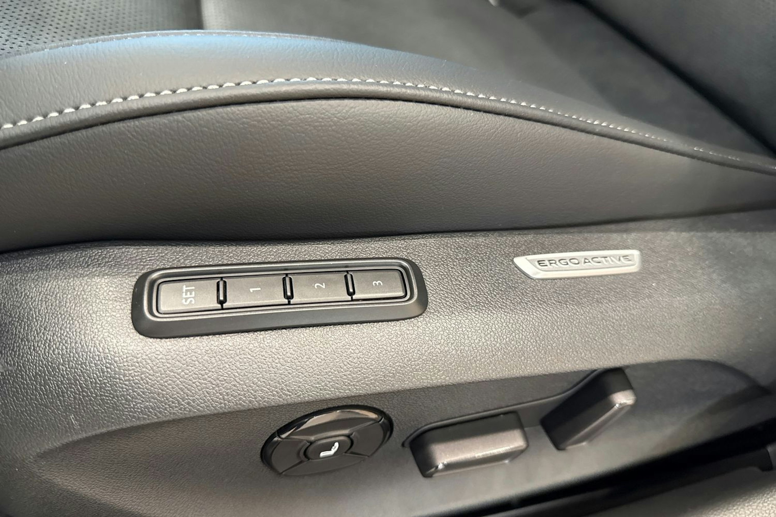 musta Volkswagen Passat 2025 kuva 13.