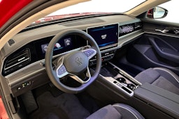 punainen Volkswagen Passat 2025 kuva 6.