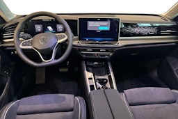 punainen Volkswagen Passat 2025 kuva 7.