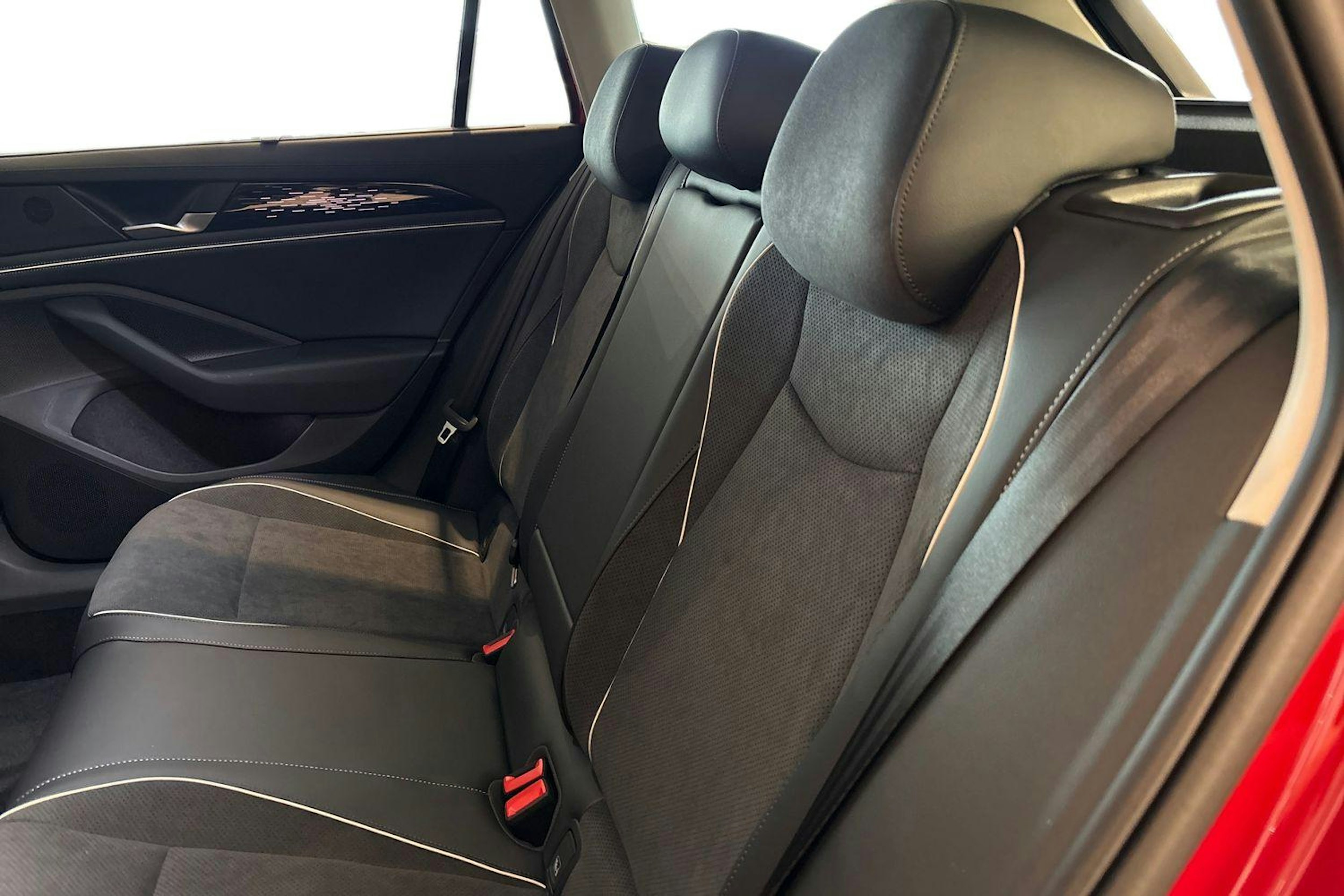 punainen Volkswagen Passat 2025 kuva 8.