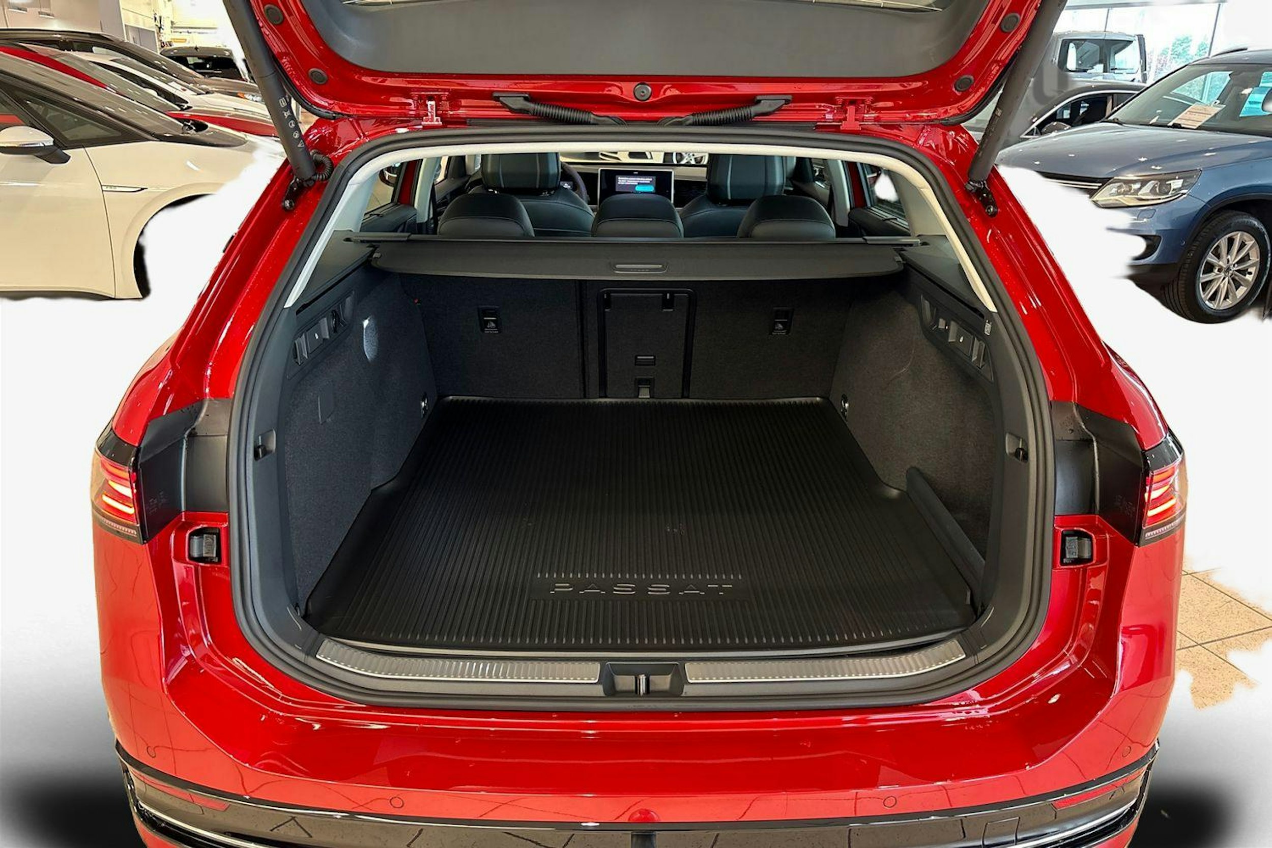punainen Volkswagen Passat 2025 kuva 9.