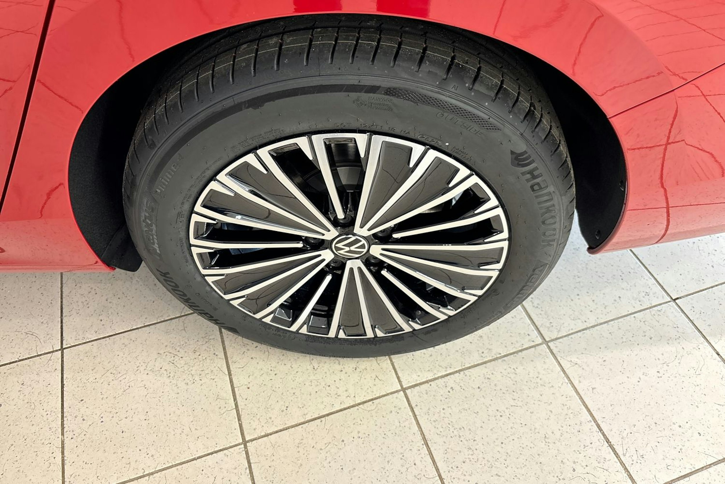 punainen Volkswagen Passat 2025 kuva 10.
