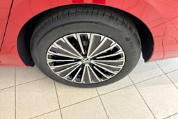 punainen Volkswagen Passat 2025 kuva 10.