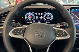 punainen Volkswagen Passat 2025 kuva 11.