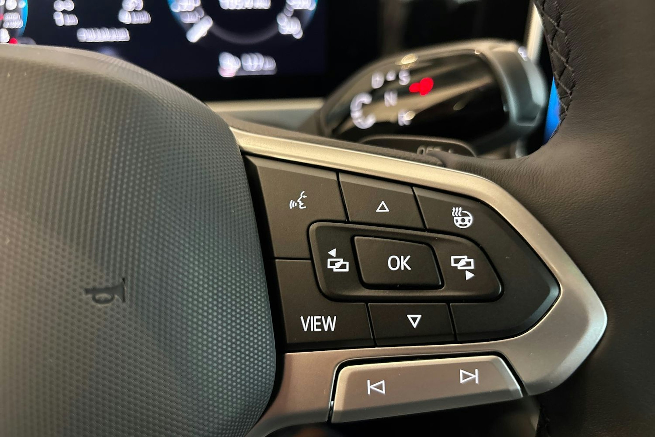 punainen Volkswagen Passat 2025 kuva 12.